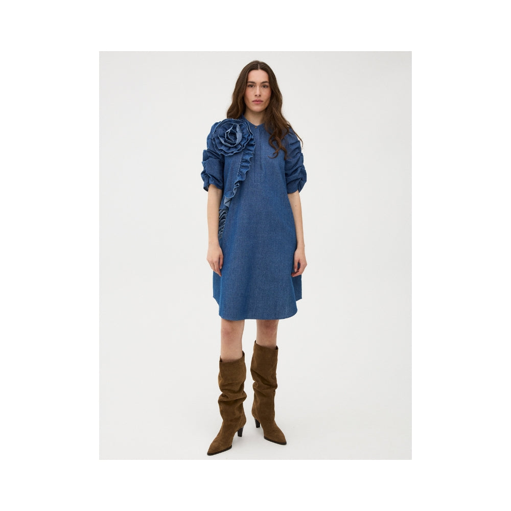 Gossia kjole med blomst – MiljaGO (Denim)