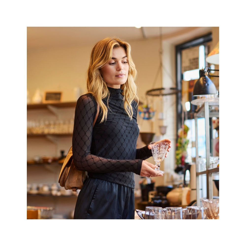 Hype the Detail bluse – Mesh højhalset 3-300-15-9 (Sort)