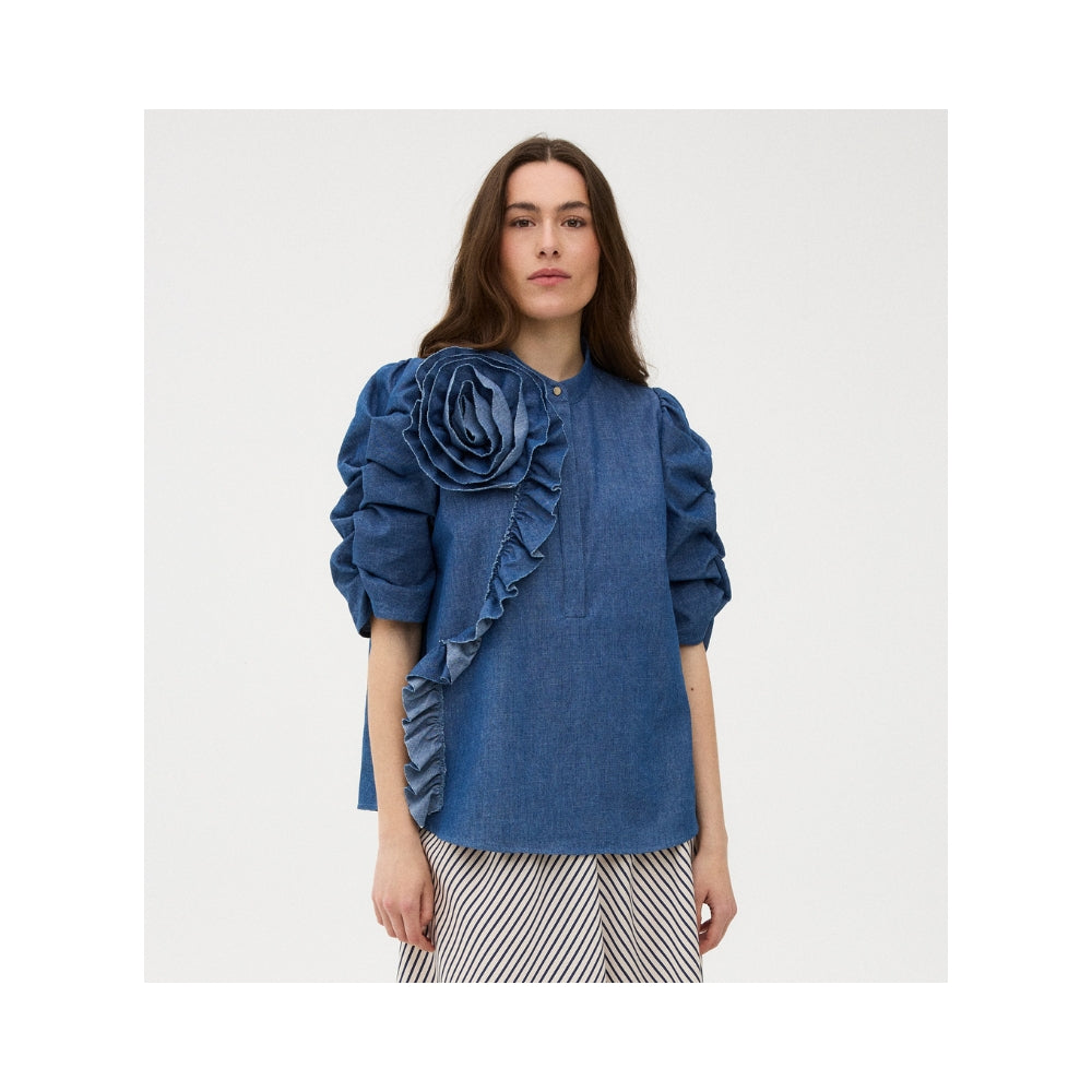 Gossia kjole med blomst – MiljaGO (Denim)