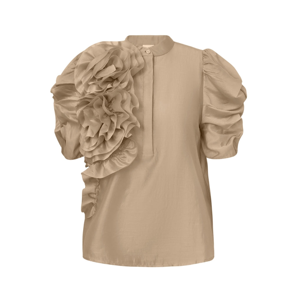 Gossia bluse med blomst – Annsofi (Sand)