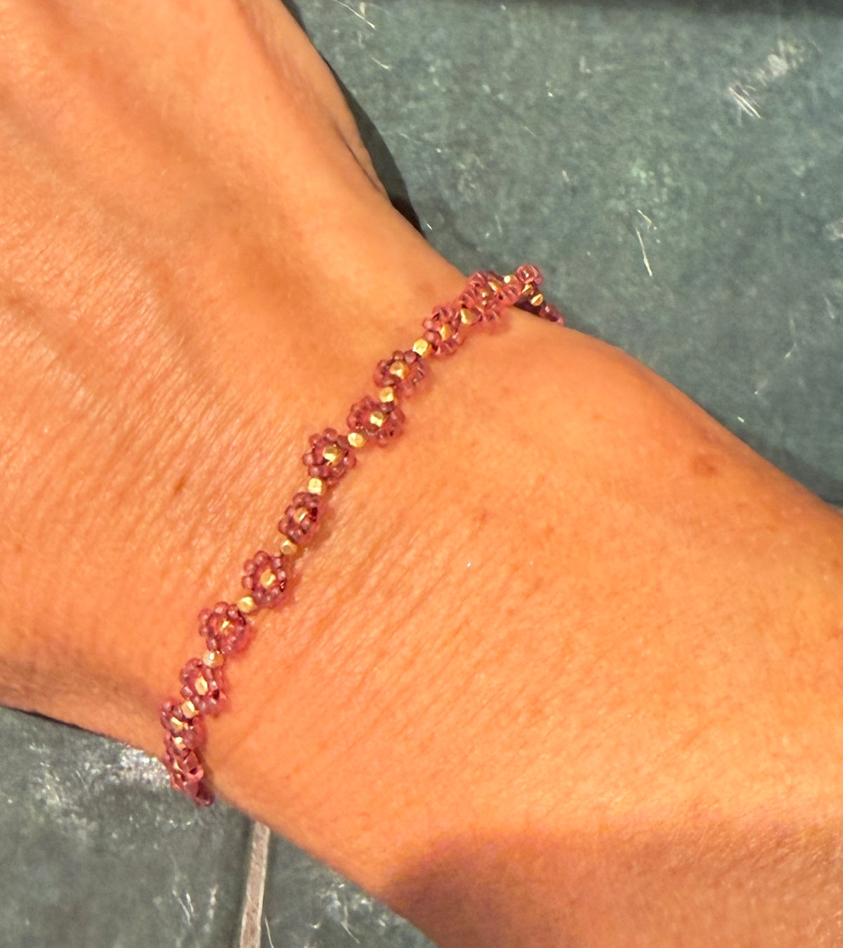 Ibu Jewels armbånd - GI07 Cap Flower (Maroon)