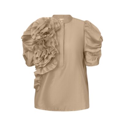 Gossia bluse med blomst – Annsofi (Sand)