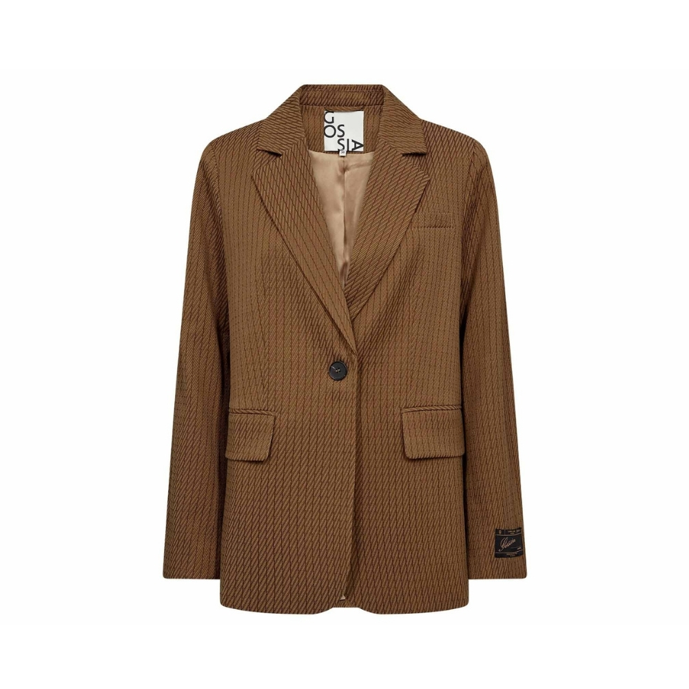 Gossia blazer – GAjaGO (Lysebrun) Skøn blazer fra Gossia med cool mønster. CajaGO blazeren har lange ærmer med indvendig elastik, så du kan sætte ærmerne op på armen. Den har et klassisk revers, lommer foran og lukkes med en enkelt knap.