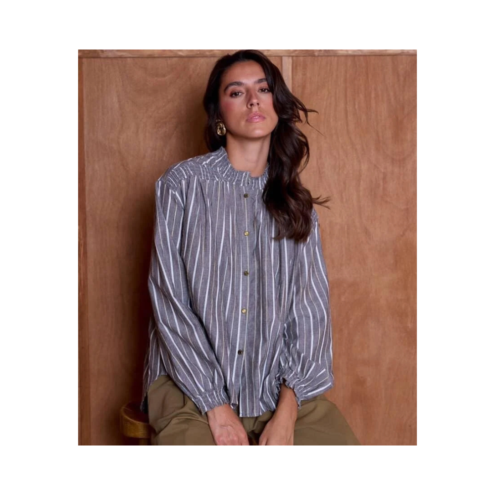 Qnuz bluse – Boheme 9459 (Grå) Sød bluse med broderi fra Qnuz. Style den med jeans eller en vidde buks. * * * Find din nye bluse hos Please Stay Bluser er noget af det mest alsidige i en garderobe – og hos Please Stay finder du dem i alle afskygninger. Fra løse og luftige skjorter til klassiske t-shirts, strikbluser og feminine toppe – vi har det hele. Vi fører populære danske mærker, der designer med både hverdag og fest for øje. Du finder både basisbluser og sæsonens mest trendy styles. Brug dem alene eller style dem lag-på-lag – mulighederne er uendelige.
